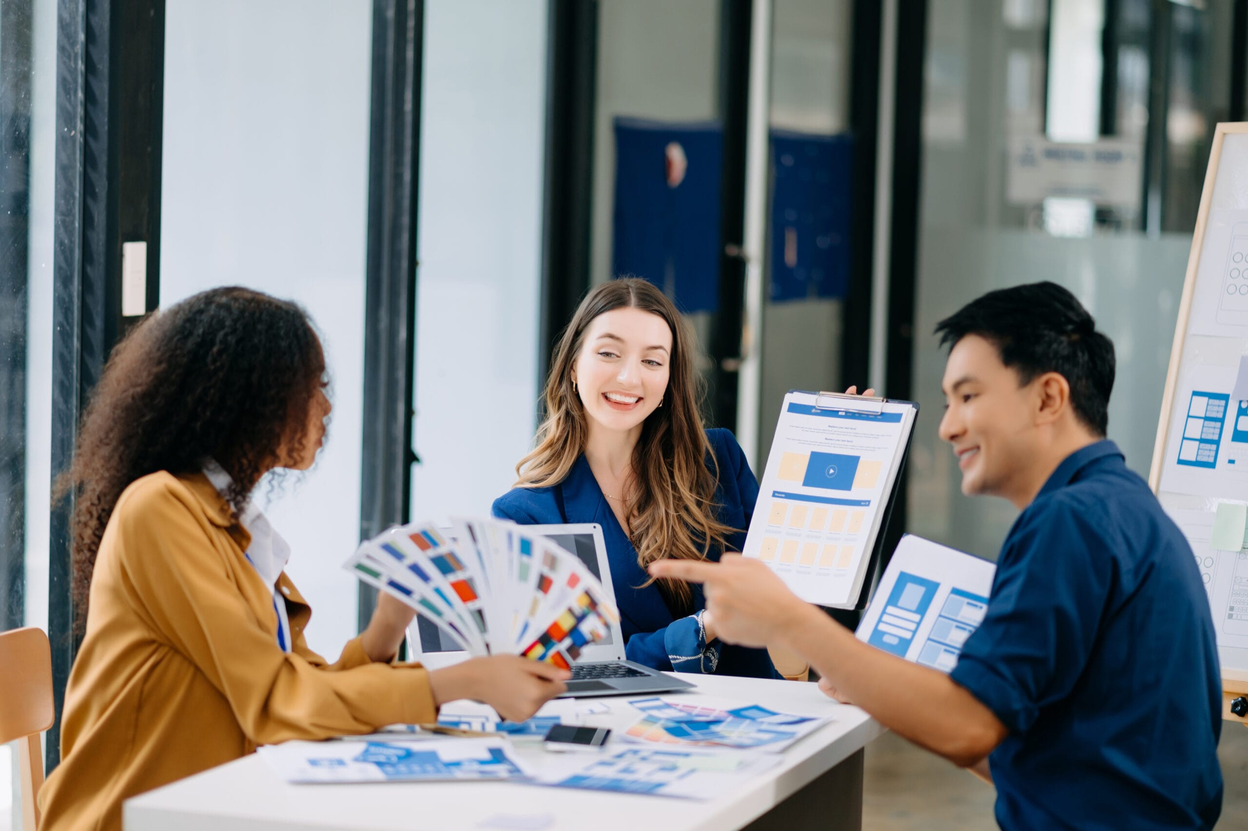 UX developer and ui designer brainstorming about mobile app int UX developer and ui designer brainstorming about mobile app int